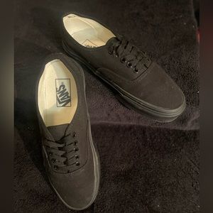 VANS UNISEX BLACK AUTHENTIC SNEAKER SIZE 8.5 WOMAN/ 7 MENS